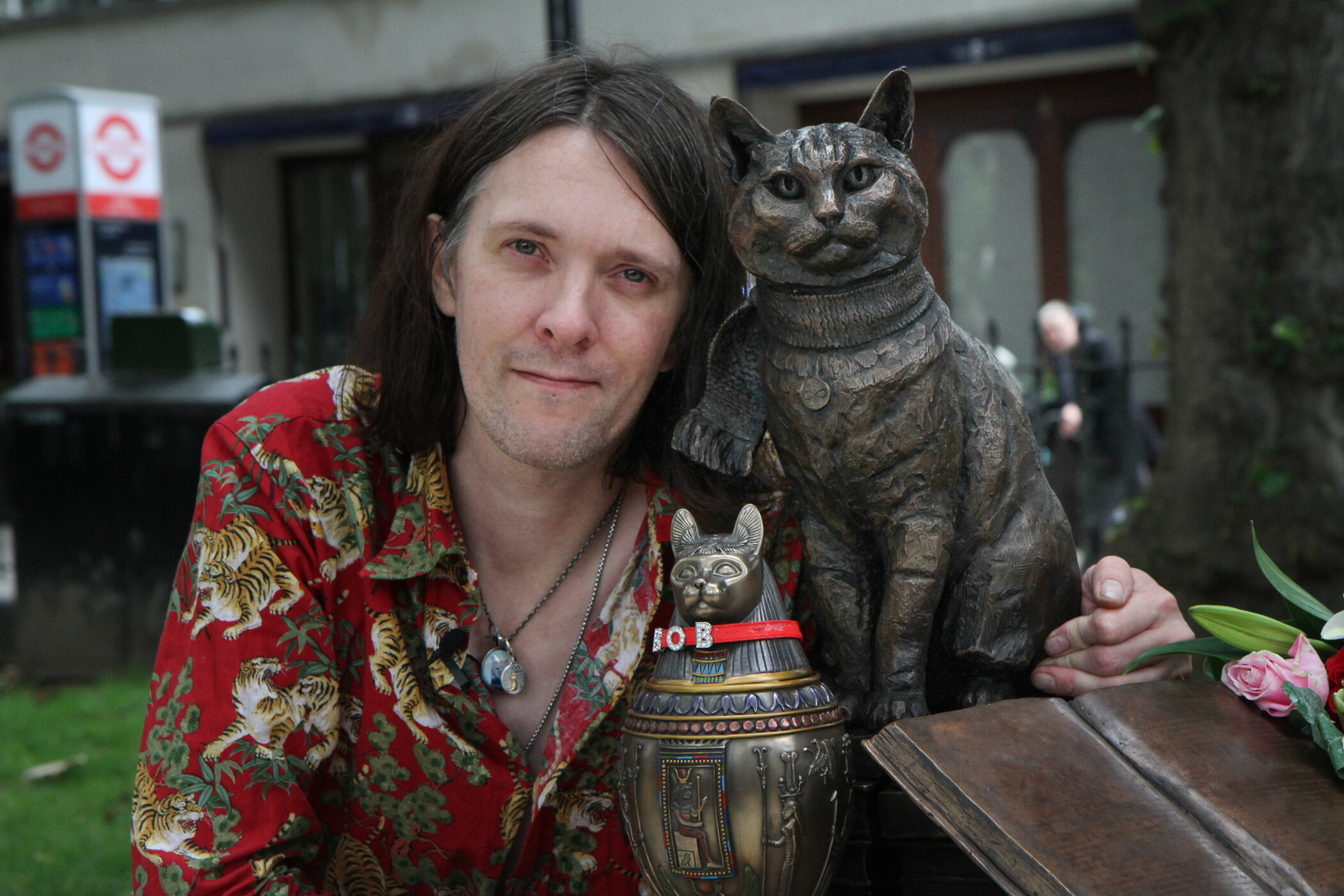 ▷El gato callejero Bob inmortalizado en Islington