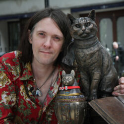 El gato callejero Bob inmortalizado en Islington Green
